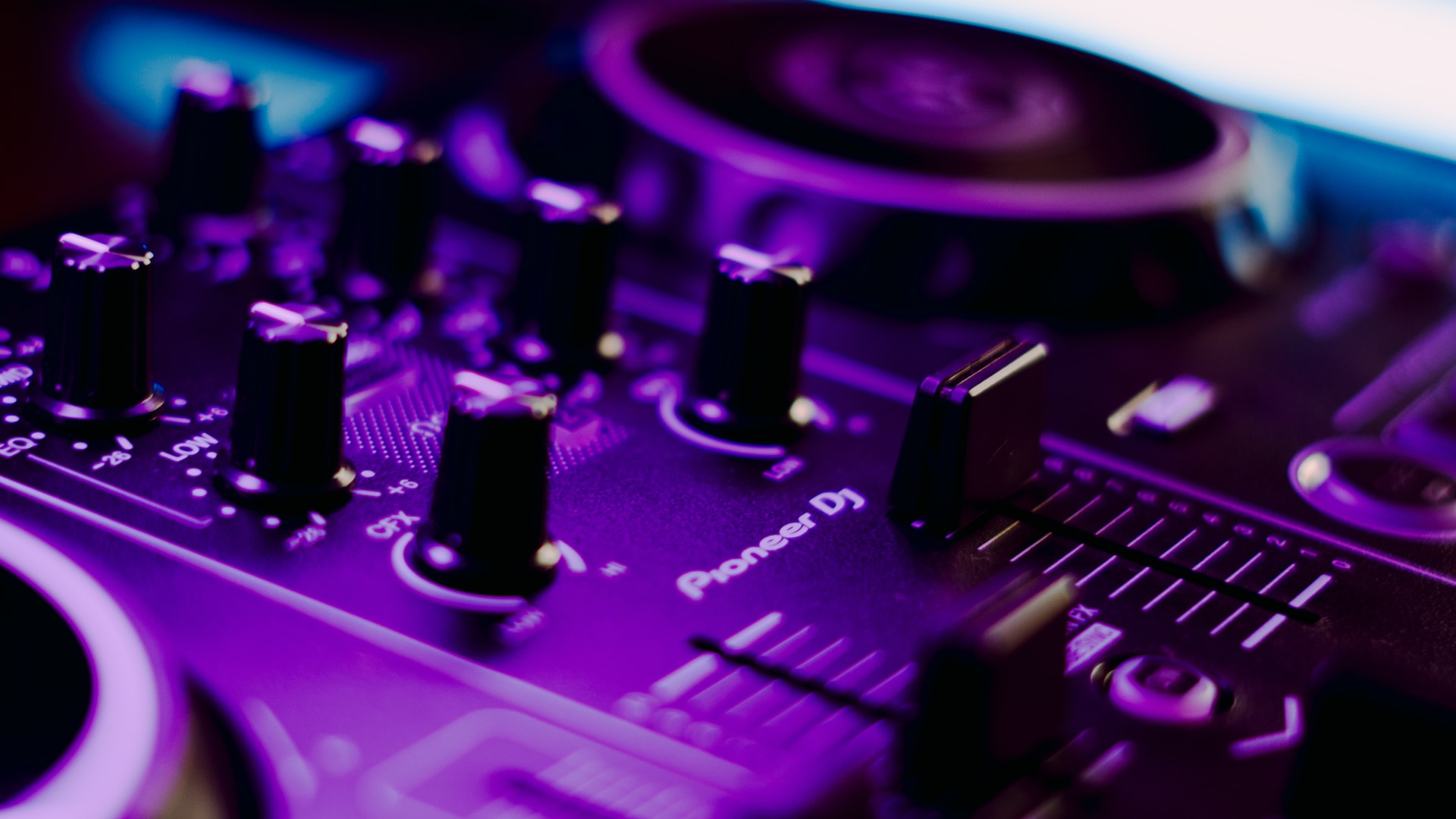 The DJ Bible: 5 Essential Tips for New DJs to Succeed