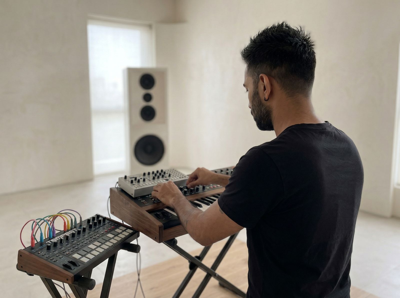 Migrant Unveils New Single “Parallel Voices”